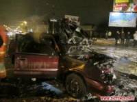 В Житомире алкаш на ВАЗе протаранил машину ГАИ. Виновника ДТП еле успели вытащить из пылающего авто