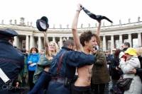 В Одессе появился местный Брейвик, а активистки Femen показали свои прелести самому Папе Римскому. Картина выходных (12-13 января)