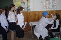 Азаров решил вернуть в школы обязательные медосмотры. И дети уроки прогуляют, и врачи свои «сумасшедшие» зарплаты отработают