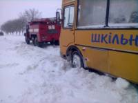 На Хмельнитчине школьный автобус с детьми попал в снежную ловушку. Пришлось вмешаться спасателям