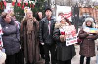 В ожидании суда над Юлей оппозиционеры развлекаются как могут: обливаются зеленкой и долбят лед