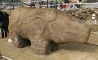 В Китае раскопали крупную древнюю статую неизвестного животного