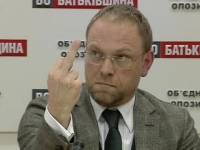 Власенко в ответ на вопрос журналистки показал средний палец