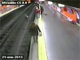 Чудеса иногда случаются. В Испании полицейский спас женщину, упавшую на рельсы в метро