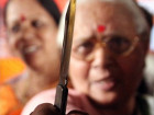В Индии женщинам раздали ножи: Как вы режете овощи, отрезайте руку человека