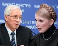 Премьер Азаров получает меньше премьера Тимошенко. Ну так правильно: лопата есть, капуста своя под домом растет...