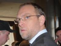 Это шедевр. Власенко уверен, что Тимошенко обвиняют в убийстве Щербаня, чтобы… приговорить к смертной казни