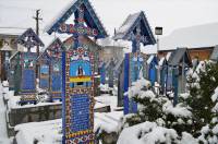 А может быть, так и нужно относиться к смерти? В Румынии есть…«веселое кладбище»