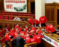 Караулящие трибуну Рады «ударовцы» со скуки уже успели перегрызться друг с другом