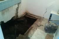 В суровом Николаеве ванна провалилась в трехметровую яму. Хорошо, что хозяйка не принимала в это время душ