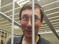 Луценко не понравилось судиться в режиме онлайн. Говорит, что через монитор нельзя потрогать документы