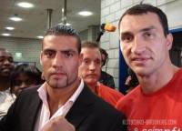 Получив однажды в нос от Кличко-старшего, немецкий супетряж Чарр теперь решил «понюхать» перчатки Владимира