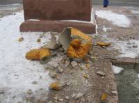 На Сумщине «свободовцы» завалили памятник Ленину, после чего угрожали стражам порядка грузовиком