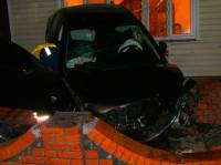 Под Мариуполем летающая «Мазда» приземлилась прямо в окне жилого дома