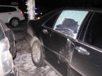 Женщина за рулем, добавить нечего… В Киеве «Мерседес» врезался в три припаркованные машины