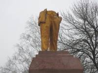Ахтырка. Здесь из-за уже ставшего знаменитым памятника Ленину дерутся «свободовцы», коммунисты и милиция