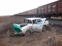 На Донбассе грузовой поезд на переезде протаранил легковушку