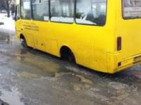 В Тернополе маршрутка прямо на ходу осталась без колеса. С такими-то дорогами - не удивительно