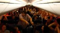 Американские студенты исполнили на борту самолета танец, который «взорвал» весь Интернет
