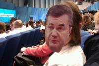«Стоп цензуре» при помощи масок подкололо Януковича на его же пресс-конференции