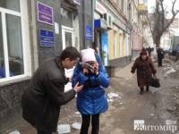 В Житомире ледяная глыба чуть не убила девушку прямо под окнами местных коммунальщиков