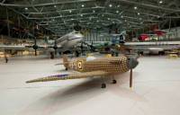 Каждый развлекается как может. В Лондоне два чудака потратили уйму времени, чтобы... сложить истребитель из яичных лотков