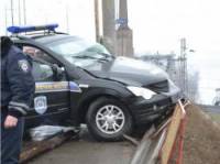 В Днепропетровске патрульный автомобиль чуть не улетел с моста