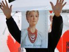 Сотня фанатов Тимошенко празднуют Масленицу под окнами больницы «Укрзализныци»