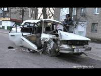 Днепропетровск. Водитель «пятерки» снес бетонный столб и сбежал, оставив в машине раненых пассажиров