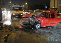 Вечерний Киев смертельно опасен: в ДТП столкнулись три авто, погиб пассажир