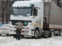 Въезд грузовиков в Киев ограничили. Но те, что успели въехать, заблокировали Окружную дорогу