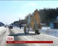 Спасатели вытаскивали фуры из сугробов за солярку. А чай продают по 6 гривен