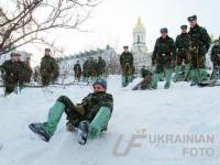 Солдаты президентского полка устроили веселые снежные покатушки в Киево-Печерской Лавре