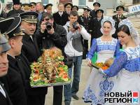 Российские корабли в Севастополе встречают под русскими флагами и в кокошниках