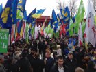 Яценюк собрал на площади несколько тысяч человек, чтобы попросить их прийти в другой раз?