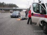 В Киеве на Бориспольском шоссе женщина попыталась перебежать через восемь полос. Не удалось