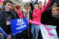 Французским гомосекам разрешили усыновлять детей