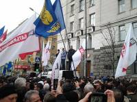 Оппозиция поднимала Харьков, Луценко ломился к Тимошенко, а «выездное заседание» признали правомочным. Картина дня (12 апреля 2013)