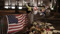 Жители Бостона буквально засыпают цветами место недавнего теракта