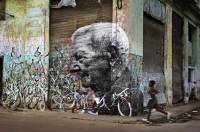 Очень необычный стрит-арт. В Гаване на стенах домов начали появляться портреты людей, переживших революцию