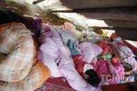 В Китае после землетрясения люди спят, едят и  живут на улице