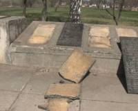 На Кировоградщине малолетние вандалы разгромили памятные плиты на братской могиле