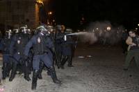 Во Франции противники однополых браков прорывались в здание парламента