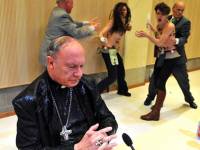 Как феминистки скакали голышом вокруг главы католической церкви Бельгии