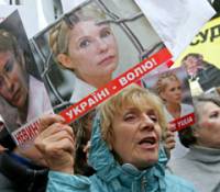 Тимошенко на Пасху подарили ее портрет из пшеницы, а под окнами больницы опять устроили гуляния