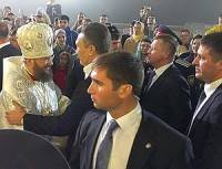 Вот она - сила веры. В Херсонесе охрана Януковича не пустила прихожан на пасхальную службу