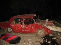 В Харькове «семерка» врезалась в бетонное ограждение и сломала столб. Люди чудом выжили