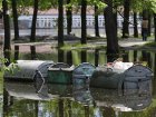 В Киеве затопило Гидропарк. Уже и мусорники стали частью Днепра