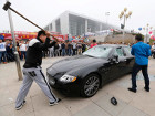Не по фэн-шую. Китаец публично разбил свой Maserati за то, что его плохо обслужили в автосервисе