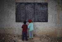 Школа под мостом. Дети из нищих индийских семей рады и такой, лишь бы научиться читать и писать